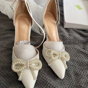 Elegant Ivory Pearl Bow Block Heel Dress Shoes - US Size 7.5
